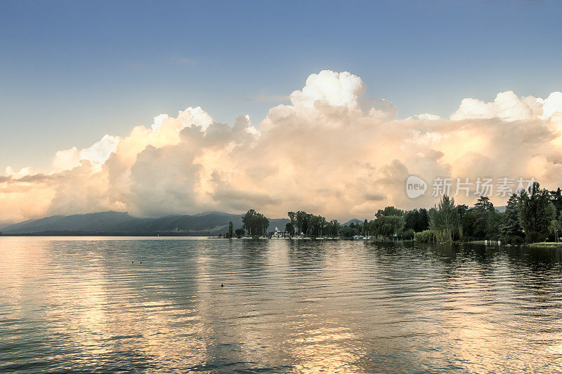 日落时分的圣罗克湖，Villa Carlos Paz, Córdoba，阿根廷。